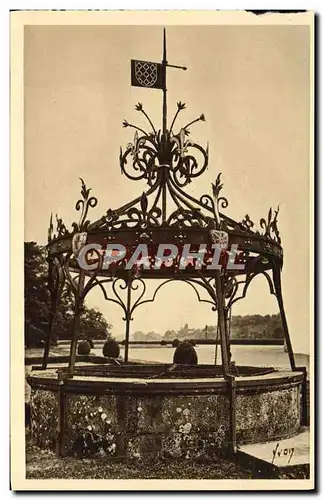 Cartes postales Josselin Cour d'honneur du Chateau Puits ancien avec armature de fer forge