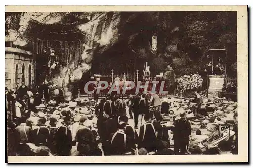 Cartes postales Lourdes Les Malades Devant La Grotte Miraculeuse