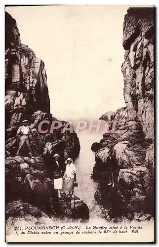 Ansichtskarte AK Ploumanach Le Goufre Situe A La Pointe du daible entre un groupe de rochers