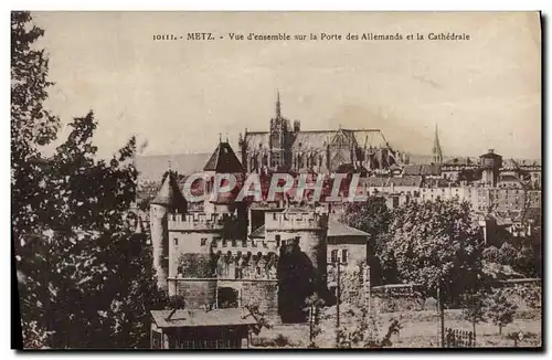 Cartes postales Metz Vue d&#39ensemble sur la Porte des Allemands et la Cathedrale