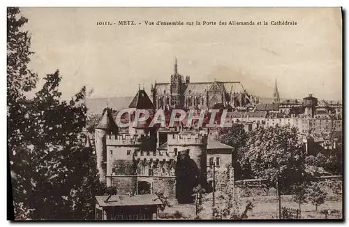 Cartes postales Metz Vue d'ensemble sur la Porte des Allemands et la Cathedrale