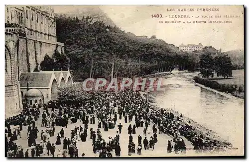 Ansichtskarte AK Lourdes La foule des pelerins se rendant a la grotte miraculeuse