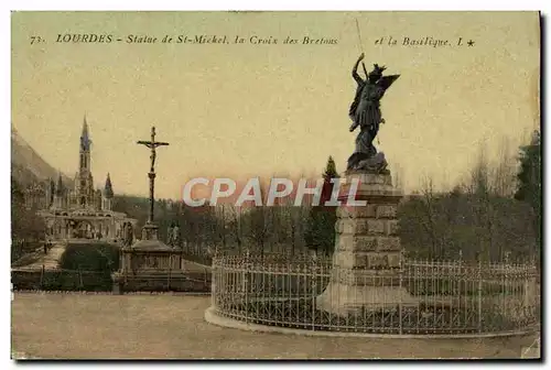 Ansichtskarte AK Lourdes Statue de St Michel la Croix Des Bretons et la basilique