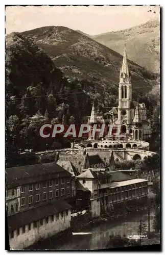 Cartes postales moderne Lourdes La Basilique et les batiments de l&#39Hospitalite