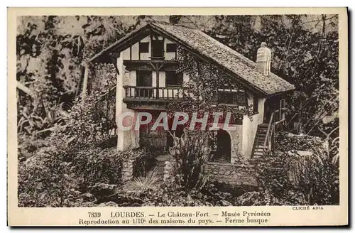 Ansichtskarte AK Lourdes La Chateau Fort Musee Pyreneen Reproduction au 1/10eme des maisons du pays Ferme basque