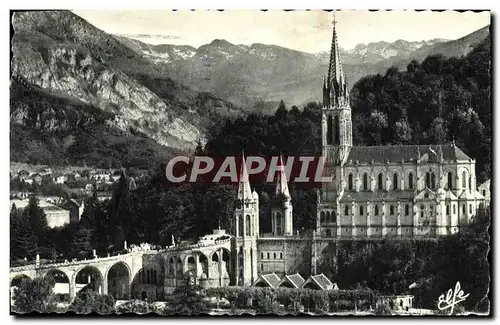 Cartes postales Lourdes Vue plongeante sur la basilique et la vallee du Gave