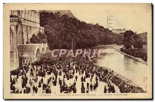 Cartes postales Lourdes La foule des pelerins se rendant a la grotte miraculeuse