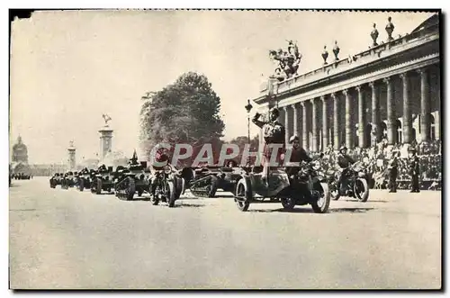 Cartes postales Chenillelles D&#39infanterie Devant Le Grand Palais Paris Militaria