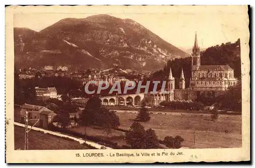 Cartes postales Lourdes la basilique la ville et le Pic de Jer