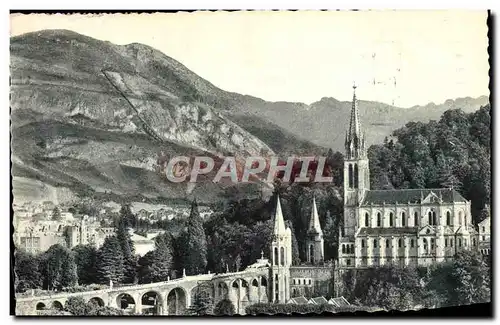 Cartes postales Lourdes La Basilique vu de cote et les Pyrenees