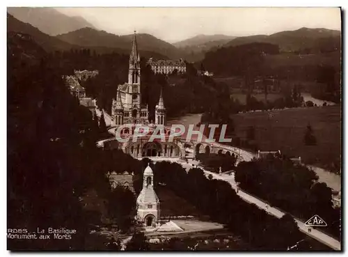 Cartes postales Lourdes La Basilique et le monument aux morts