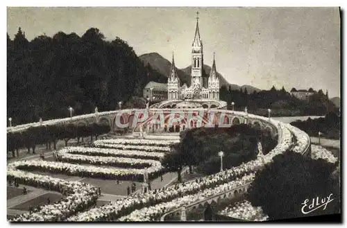 Ansichtskarte AK Lourdes La Basilique Illuminee et la procession aux flambeaux