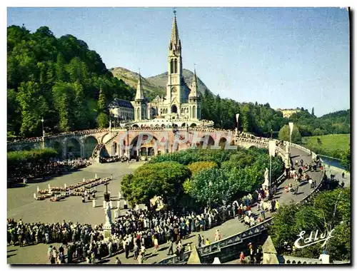 Cartes postales moderne Lourdes Les Malades Assistant au Chemin de croix