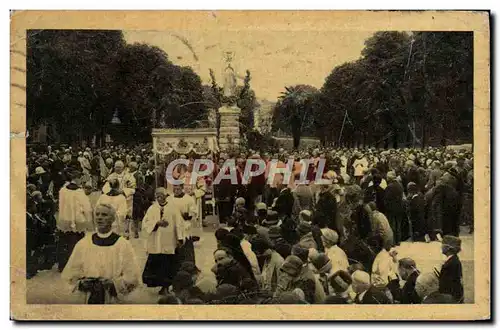 Ansichtskarte AK Lourdes Procession du Tres Saint Sacrement sur l&#39esplanade