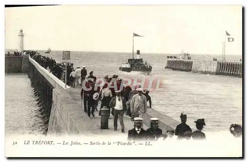 Cartes postales Le Treport Les Jetees Sortie de la Picardie Bateau