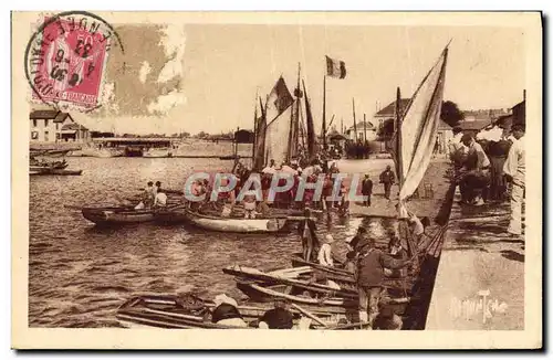 Ansichtskarte AK Les Sables d&#39Olonne Quai de la Poissonnerie Bateaux