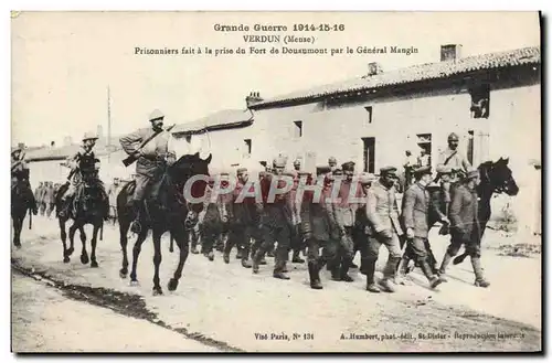 Ansichtskarte AK Militaria Verdun Prisonniers Fait A La prise du fort de Douaumont par le general Mangin