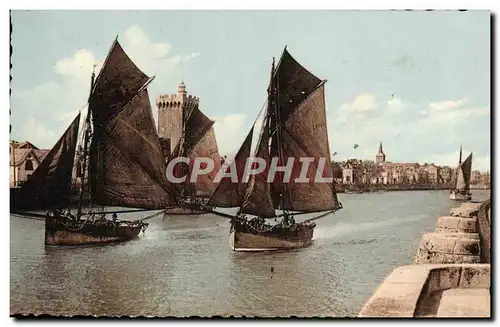 Cartes postales Les Sables d'Olonne Depart de thoniers pour la peche Bateaux