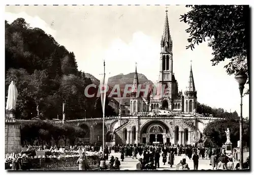 Cartes postales moderne Lourdes La Basilique et la Vierge Couronnee