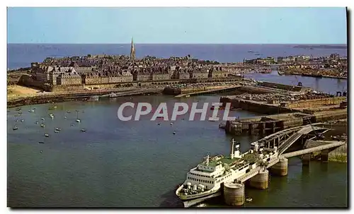 Cartes postales moderne Saint Malo Au Premier Plan a Quai le Car Ferry Plymouth