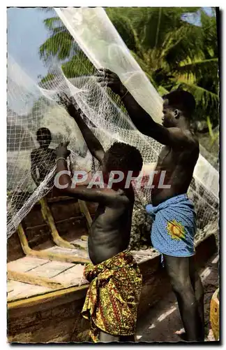 Cartes postales moderne L&#39Afrique En Couleurs Pecheurs Reparant Leurs filets
