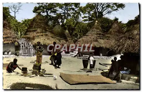 Cartes postales moderne L&#39Afrique En Couleurs Scene De Vie Au Village