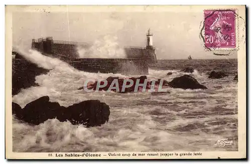 Cartes postales Les Sables D&#39Olonne Violent Coup De Mer Venant Trapper La Grande Jetee Phare