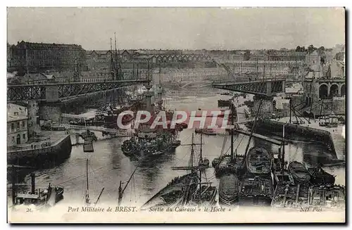 Ansichtskarte AK Port Militaire De Brest Sortie Du Cuirasse Le Hoche Bateau