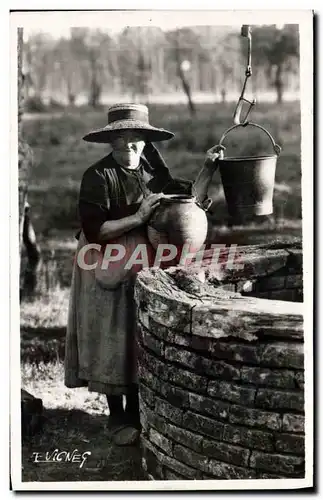 Cartes postales moderne Au soleil des Landes Type de Landaise au puits Folklore