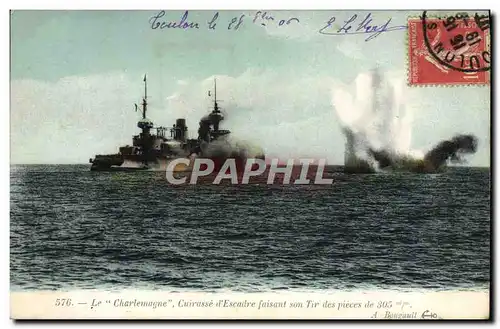 Cartes postales Le Charlemagne Cuirasse d&#39Escadre faisant son tir des pieces de 305 mm Bateau Guerre