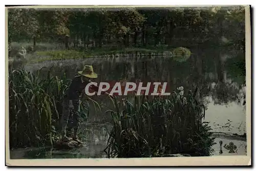 Cartes postales Enfant au bord d&#39un etang