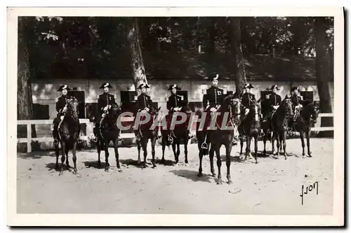 Cartes postales moderne Saumur Un Groupe D&#39Ecuyers de l&#39ecole de cavalerie Militaria