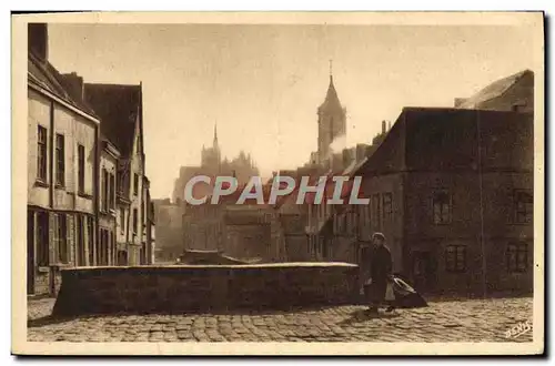 Cartes postales Amiens Rue Haute des Tanneurs Au second plan Le clocher penche La cathedrale