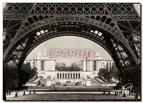 Cartes postales moderne Paris Le Palais de Chaillot vu sous la Tour Eiffel