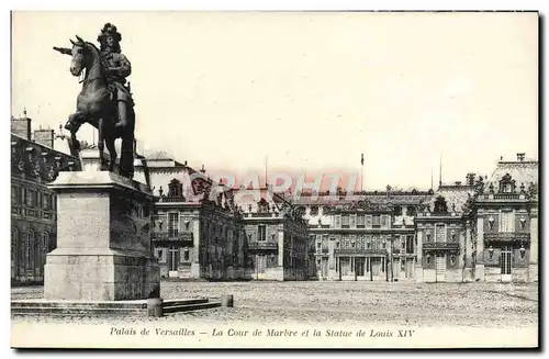 Ansichtskarte AK Palais De Versailles La Cour De Marbre et la statue de Louis XIV