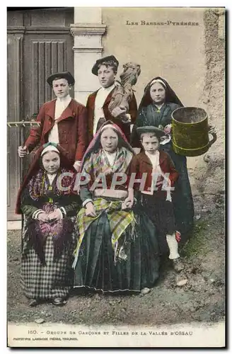 Cartes postales Basses Pyrenees Groupe de garcons et filles de la Vallee d&#39Ossau Folklore