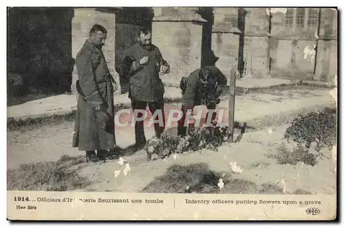 Ansichtskarte AK Officiers d&#39infanterie fleurissant une tombe Militaria