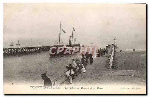 Cartes postales Trouville Sur Mer Les Jetees au Moment de la Maree Bateau