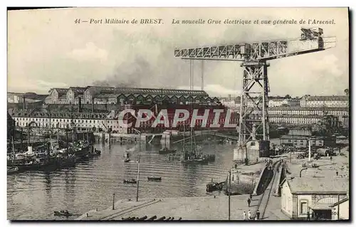 Ansichtskarte AK Brest Port militaire la nouvelle grue electrique et vue generale de l&#39arsenal Bateaux