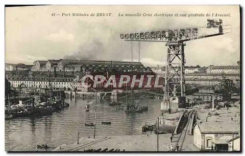 Cartes postales Brest Port militaire la nouvelle grue electrique et vue generale de l'arsenal Bateaux