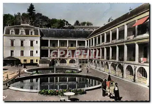 Cartes postales moderne Bourbon Lancy Thermal Cour des bains Chaise a porteurs