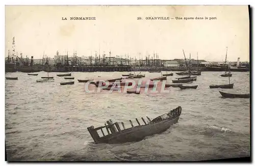 Cartes postales Granville Une Epave dans le Port