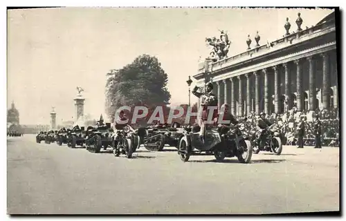 Ansichtskarte AK Chenillettes D&#39Infanterie Devant Le Grand Palais Militaria Moto Paris Pont Alexandre III