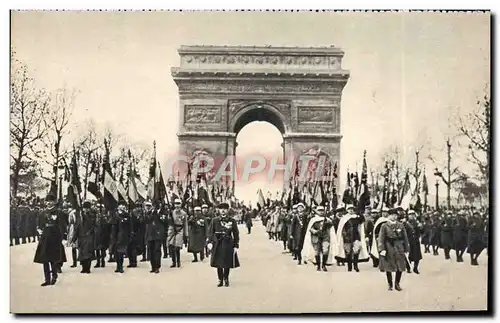 Ansichtskarte AK 11 Novembre Les Drapeaux Des Regiments Dissous Militaria Paris Arc de Triomphe