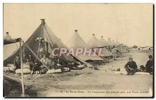 Cartes postales La Vie Au Camp Un Campement Au premier plan une tente ouverte Militaria