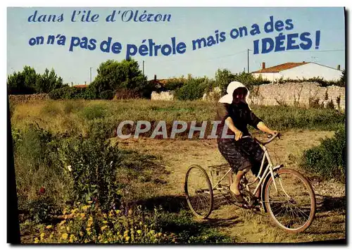 Cartes postales Dans I&#39ile D&#39Oleron Vieille femme en quichenotte sur son tricycle Velo Cycle