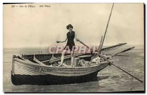 Cartes postales Sur La Plage Femme Barque Maillot de bain