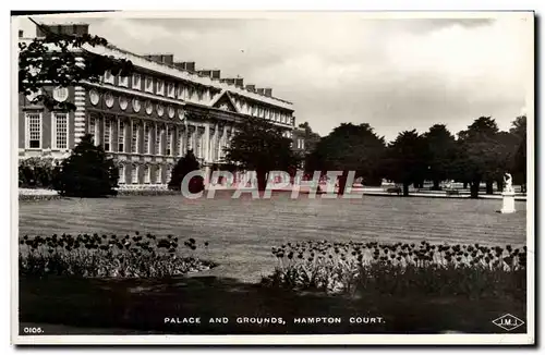 Cartes postales moderne Place And Grounds Hampton Court