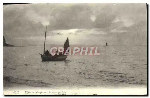 Cartes postales Effets de nuages sur la mer Bateau