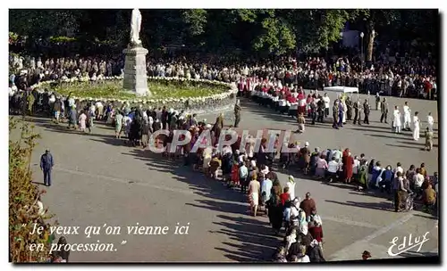 Cartes postales moderne Lourdes Procession du Tres Saint Sacrement Devant la Vierge Couronnee